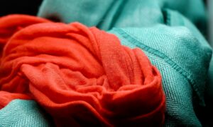 бирюзовый и оранжевый шарфы