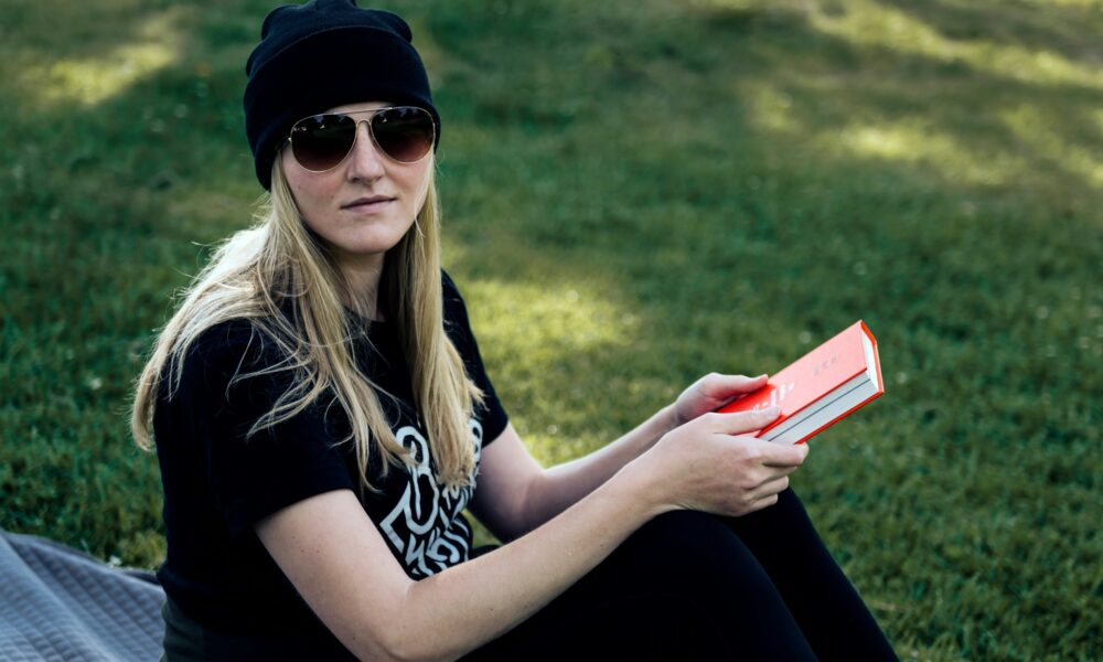 Девушка в очках на траве