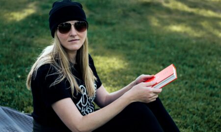 Девушка в очках на траве