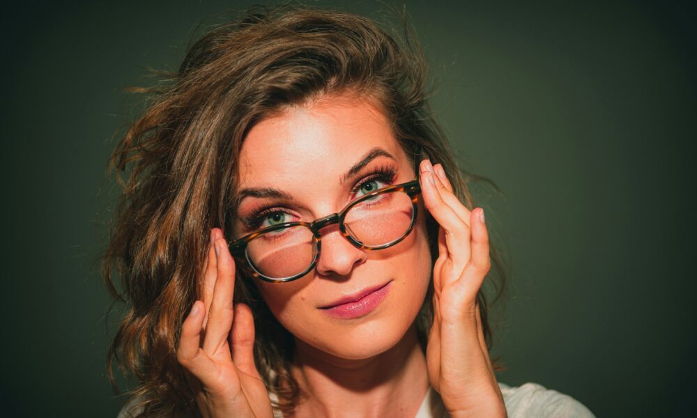Женщина в очках