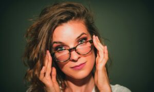 Женщина в очках