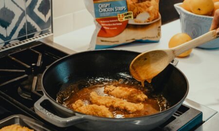 Жарит курицу на сковороде