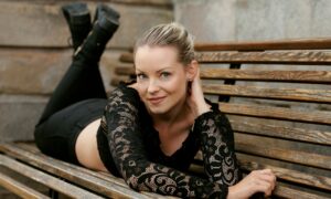 Девушка лежит на скамейке