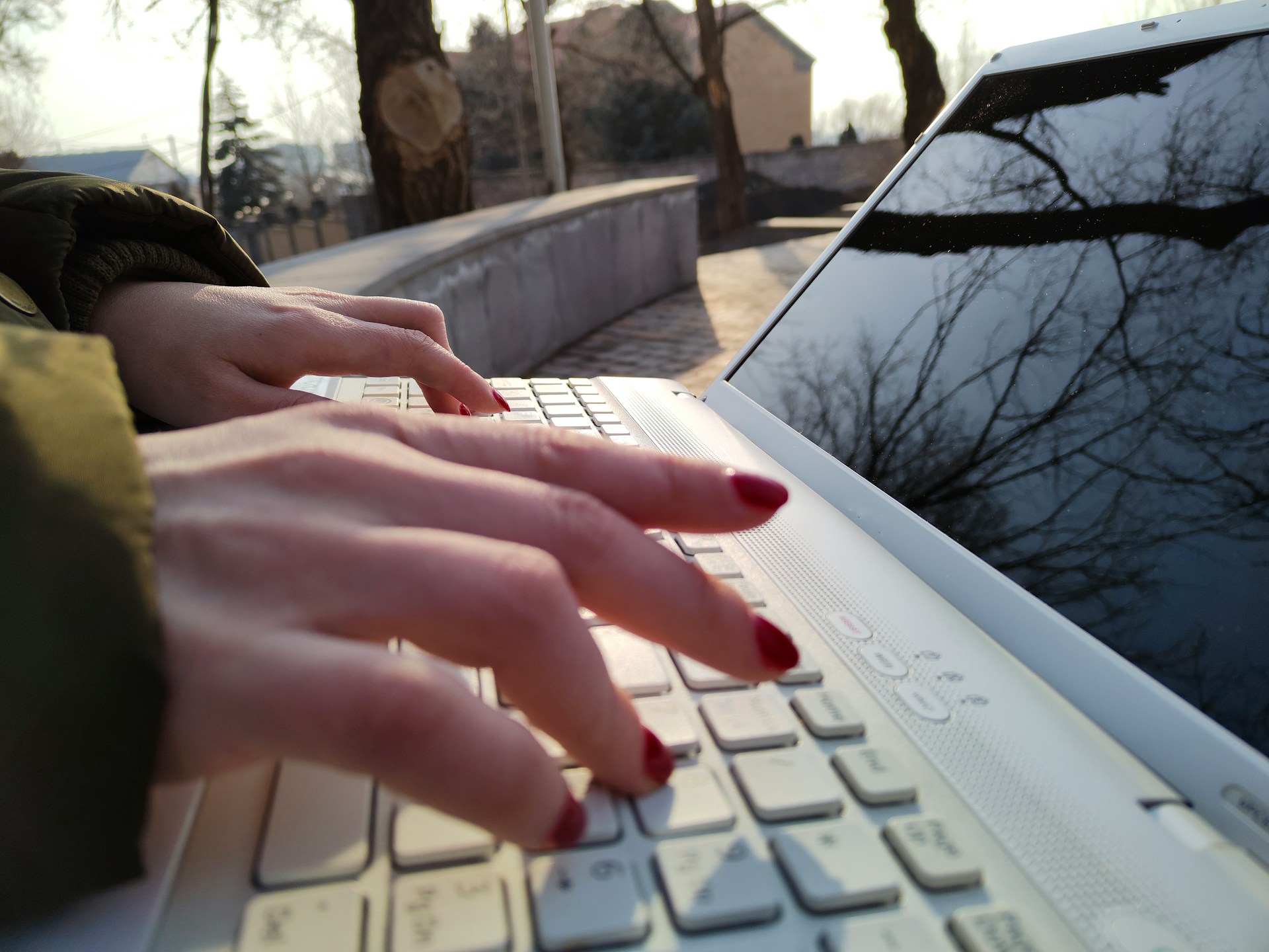 Девушка печатает на ноутбуке