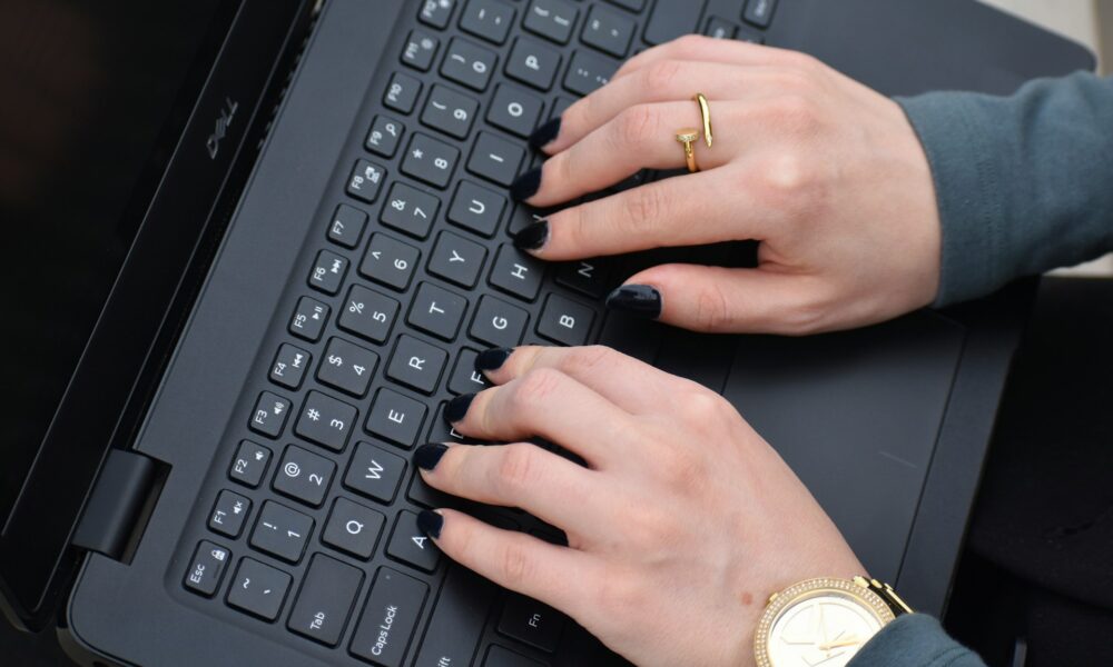 Печатает на клавиатуре