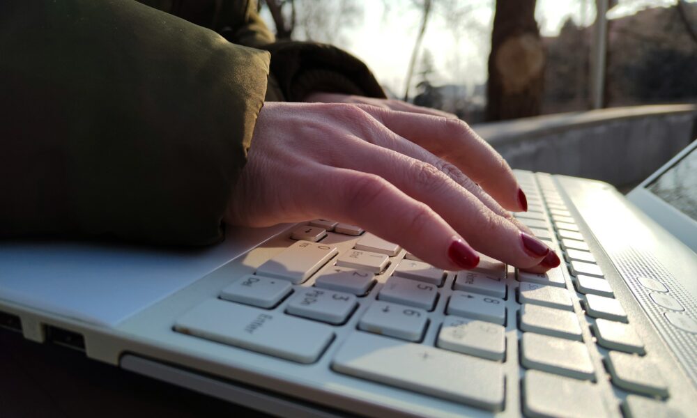 Женщина печатает