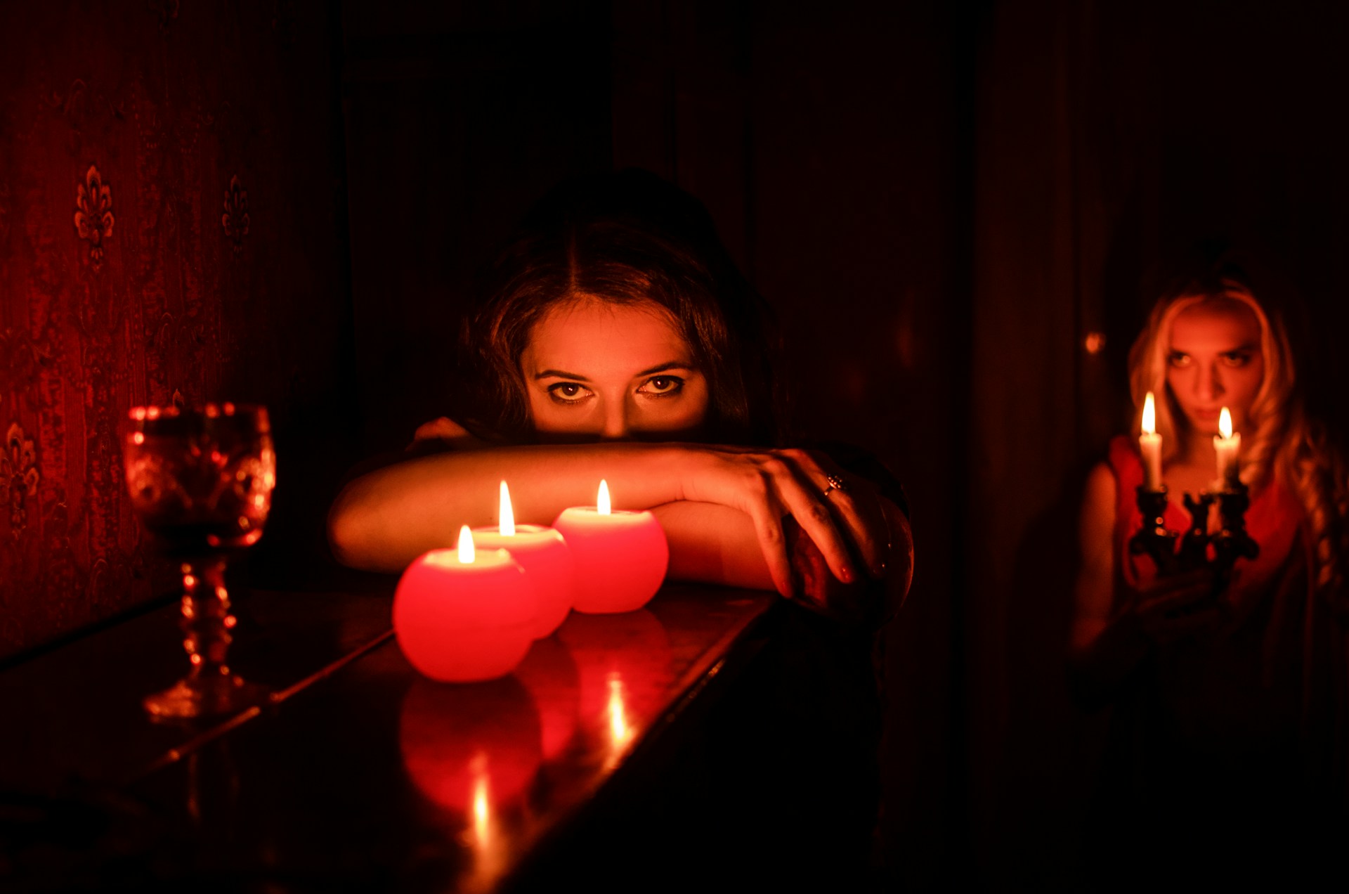 Девушки со свечами
