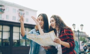 девушки с картами