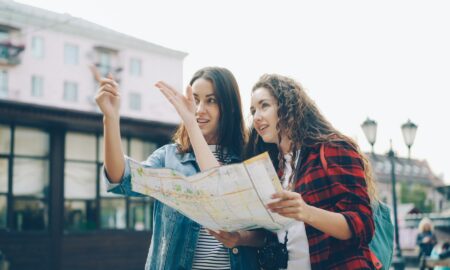 девушки с картами