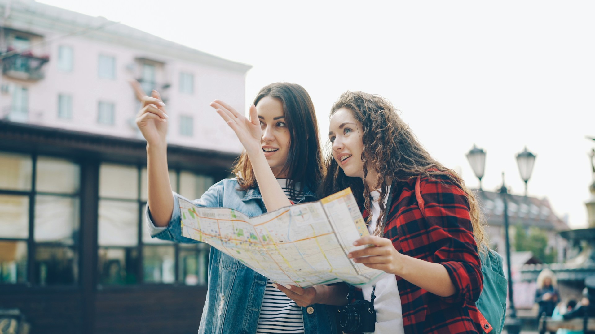 девушки с картами