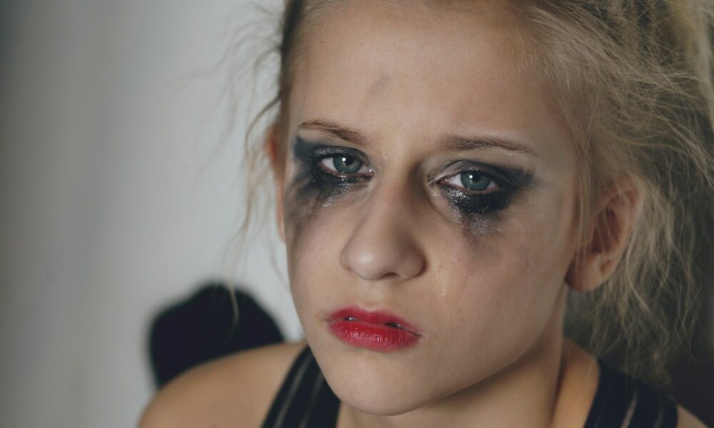 Девушка плачет