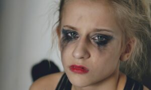 Девушка плачет