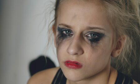 Девушка плачет