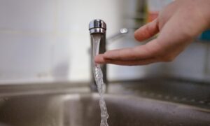 вода течет из крана