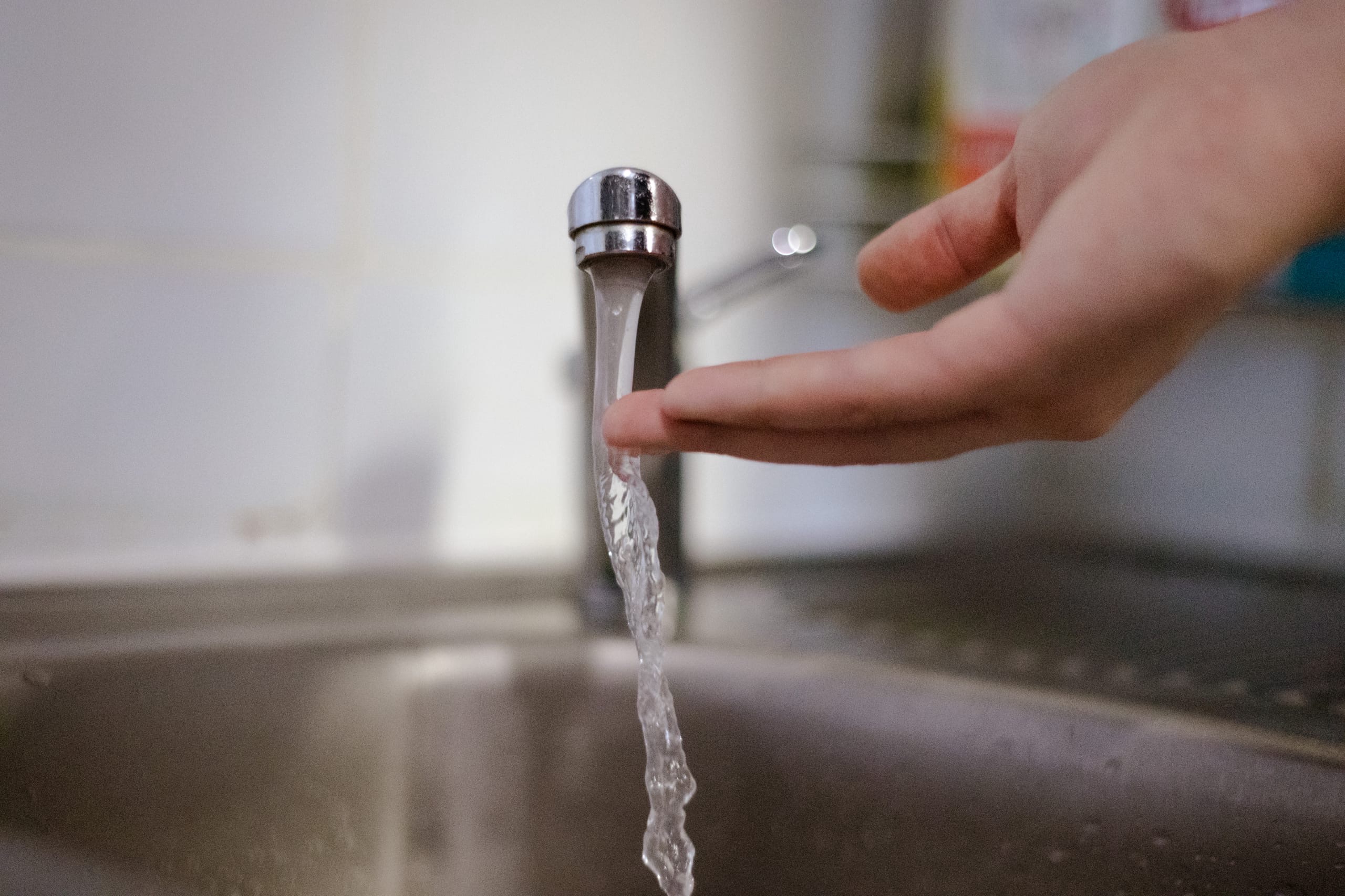 вода течет из крана