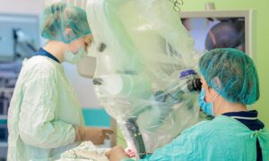 врачи проводят операцию