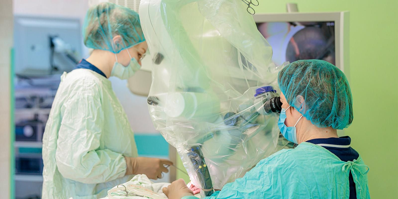 врачи проводят операцию