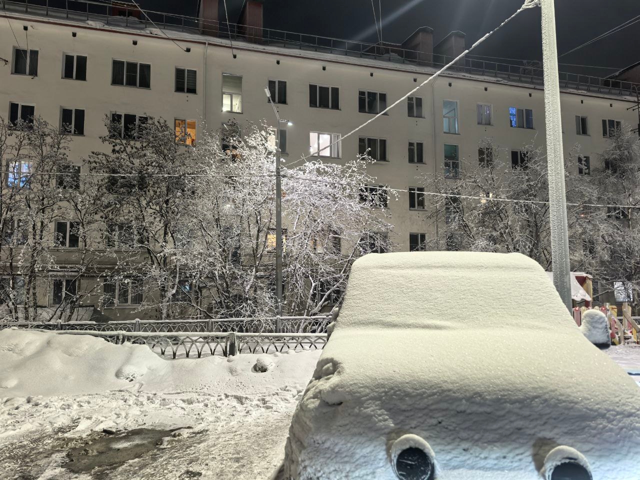 Автомобиль занесло снегом на парковке во дворе