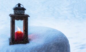 alt фонарик на снегу