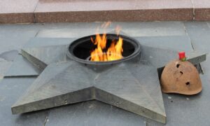 alt горит вечный огонь