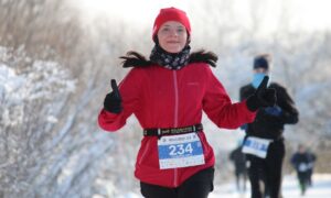 девушка участвует в забеге