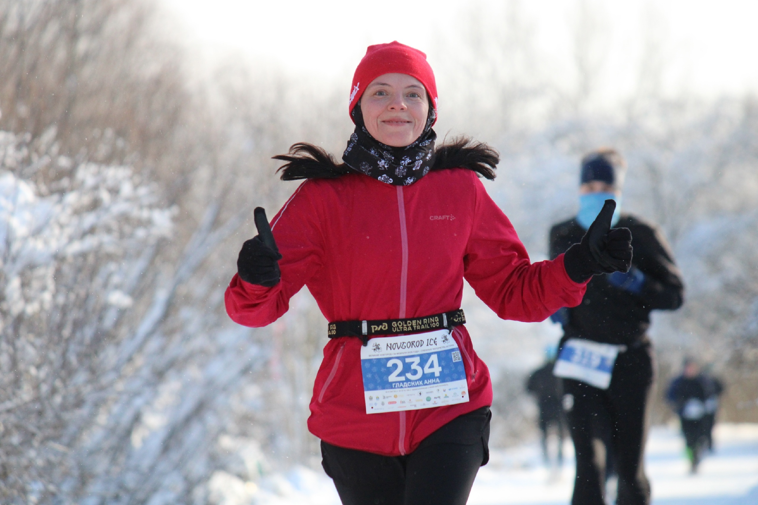 девушка участвует в забеге