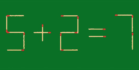 пример, составленный из спичек "5+2=7" на зелёном фоне