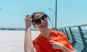 Девушка улыбается