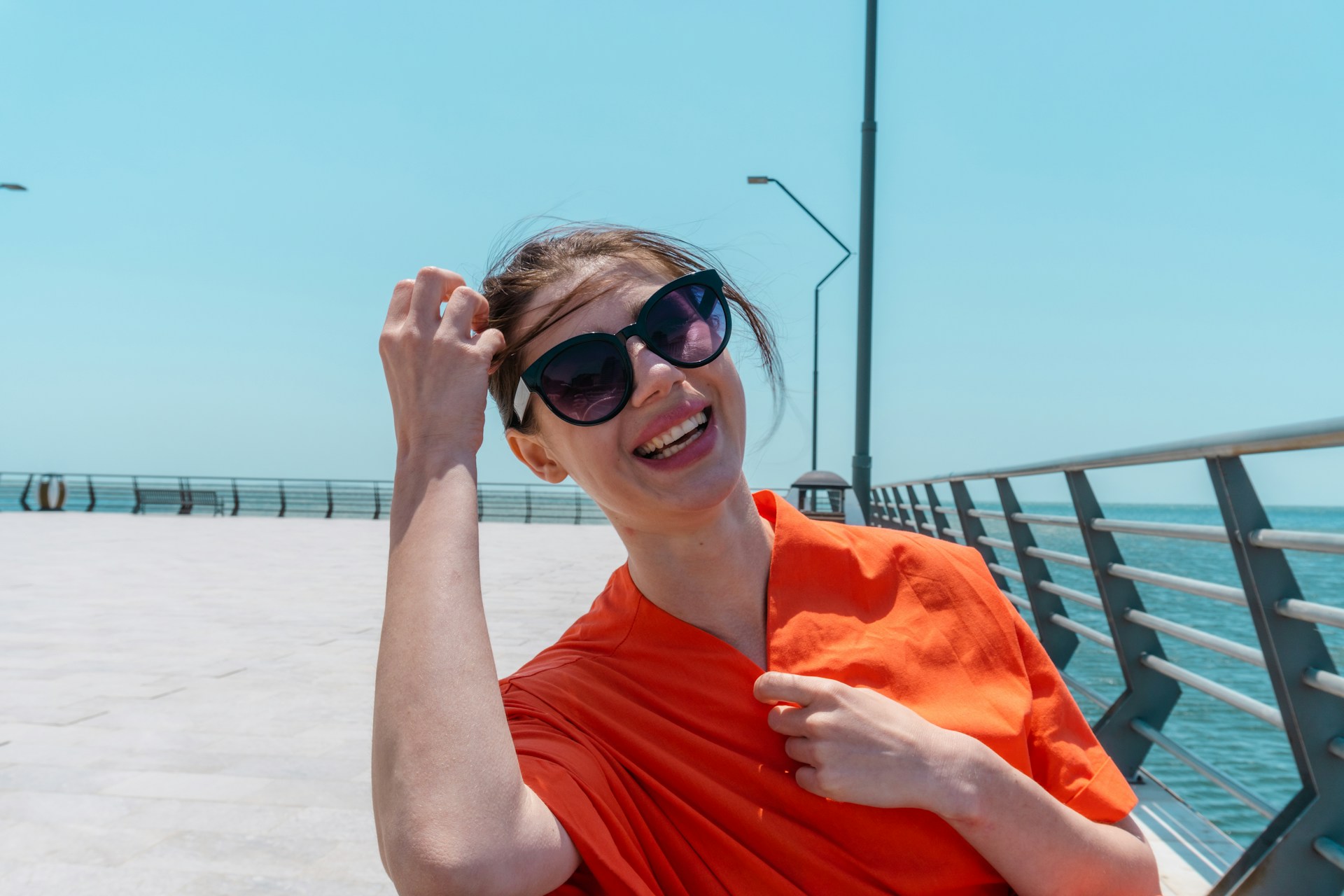 Девушка улыбается