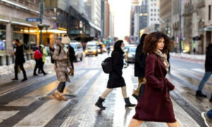 Люди переходят дорогу