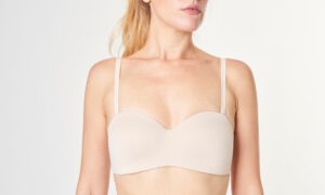 Девушка в бежевом лифчике