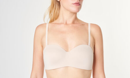 Девушка в бежевом лифчике