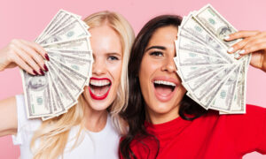 Две девушки с деньгами