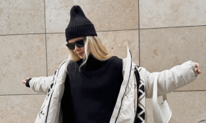 Женщина в чёрной шапке и пуховике