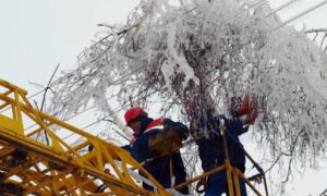 Электрики ликвидируют аварию