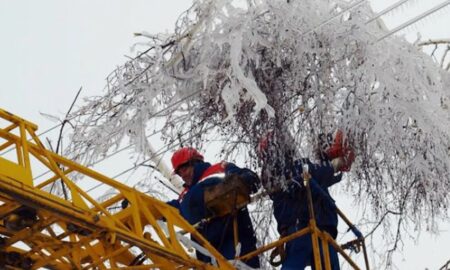 Электрики ликвидируют аварию