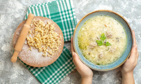 Тёплый суп, украшенный зеленью