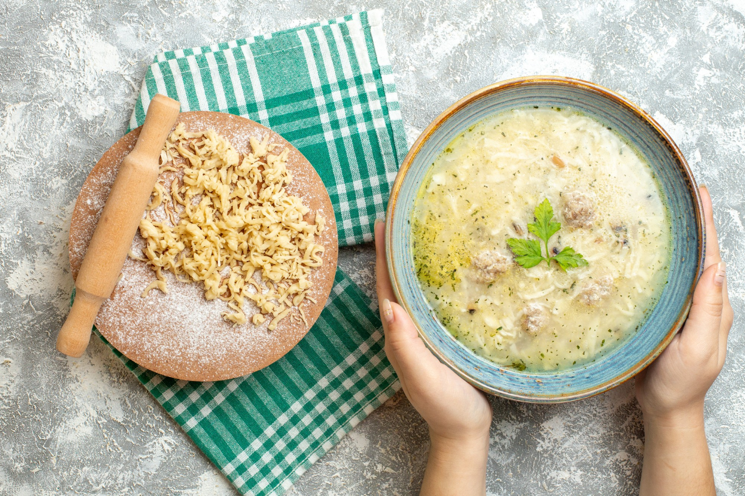 Тёплый суп, украшенный зеленью