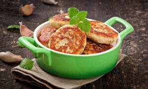 котлеты, украшенные зеленью