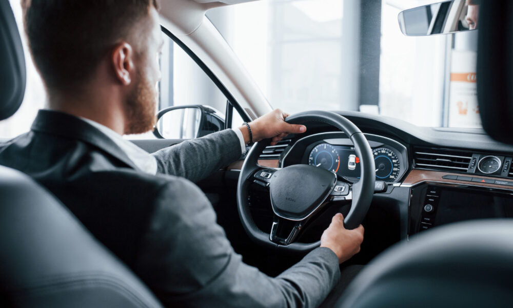 Мужчина за рулем автомобиля