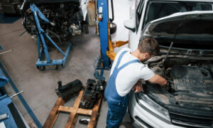 Мужчина ремонтирует машину