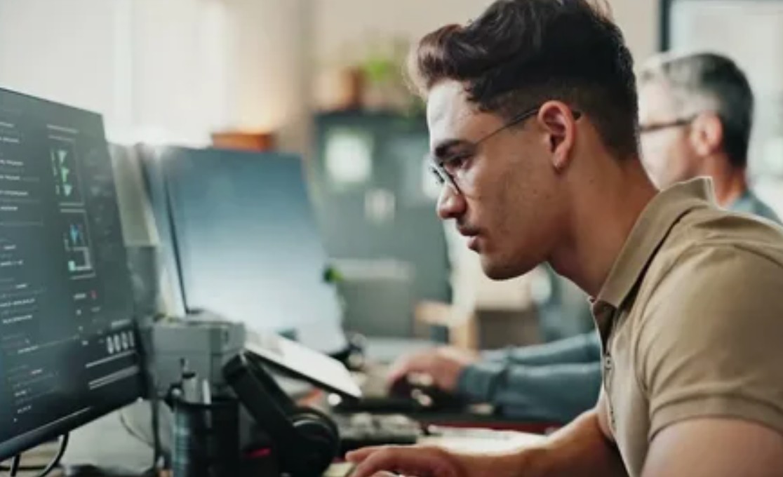 Человек за компьютером