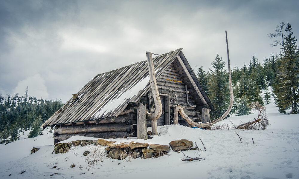 Деревянный дом на фоне зимнего пейзажа