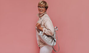 Женщина с сумкой