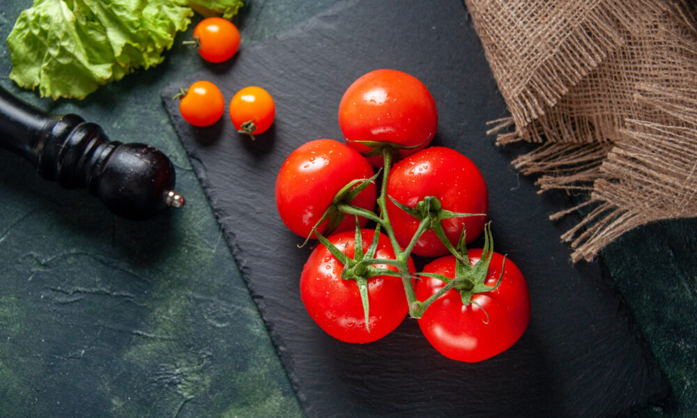 Помидоры на столе