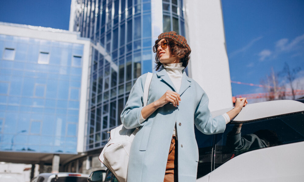 Девушка среди небоскрёбов