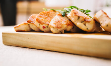 Сочное жареное мясо курицы