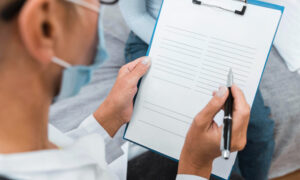 Врач проводит медкомиссию