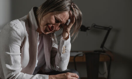 Женщина плачет