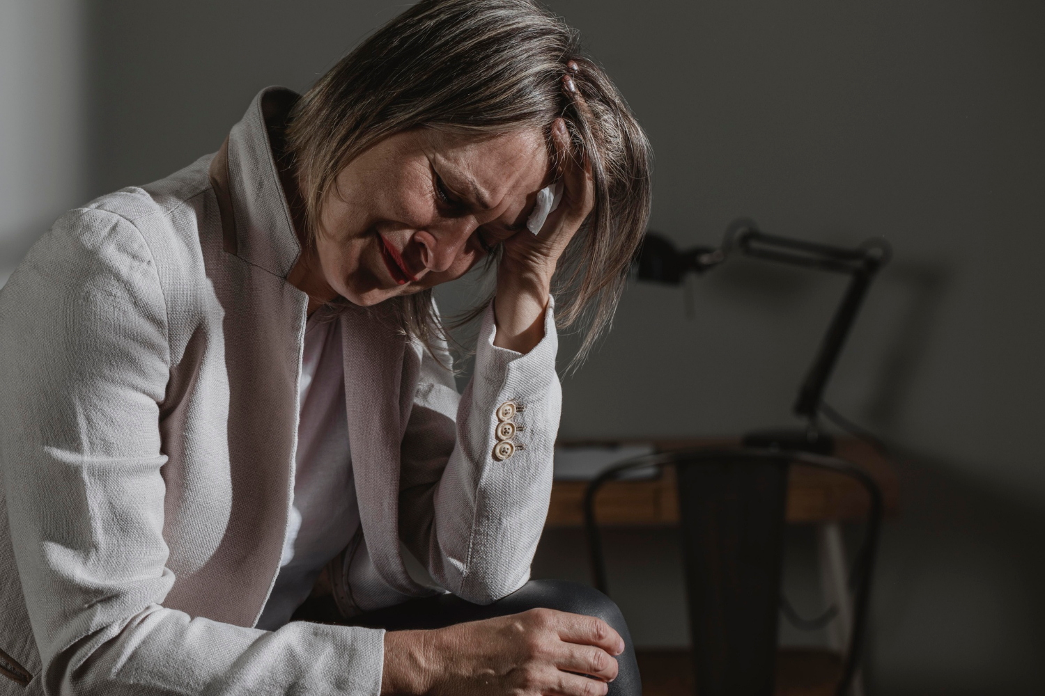 Женщина плачет